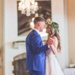 Nowożeńcy tańczą swój pierwszy taniec małżeński w sali weselnej