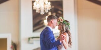 Nowożeńcy tańczą swój pierwszy taniec małżeński w sali weselnej