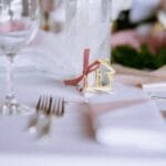 Elegancko udekorowany stół weselny z zastawą i dekoracjami
