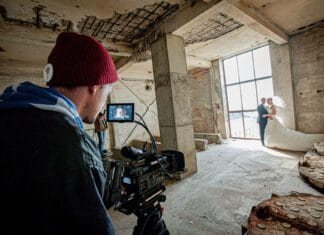 Jak stworzyć film ślubny, który naprawdę opowie waszą historię miłości Para młoda pozuje w opuszczonym budynku podczas sesji ślubnej