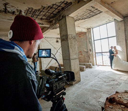 Jak stworzyć film ślubny, który naprawdę opowie waszą historię miłości Para młoda pozuje w opuszczonym budynku podczas sesji ślubnej