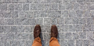 Brązowe spodnie męskie — jak wybrać fason i z czym je nosić?