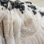 Koronkowe suknie ślubne eksponowane w salonie bridal boutique