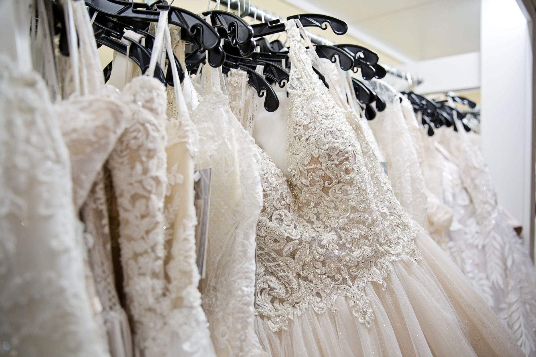 Koronkowe suknie ślubne eksponowane w salonie bridal boutique