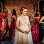 Panna młoda z druhnami w kolorowych sukienkach świętuje w