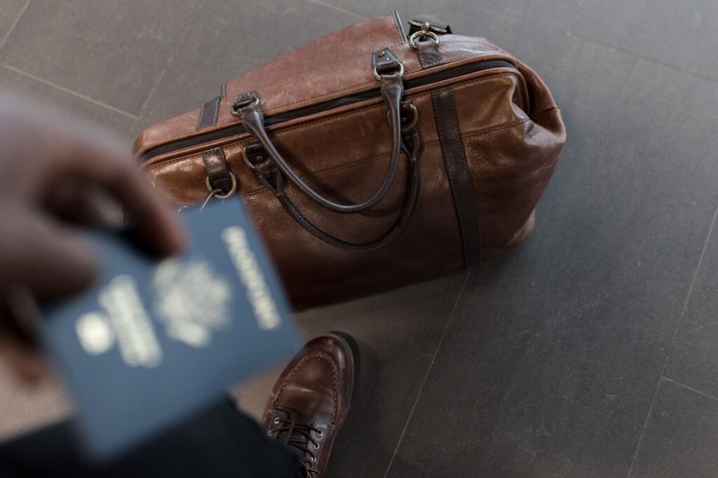 Zmiana nazwiska a bilet lotniczy i paszport na podróż poślubną – na co uważać?